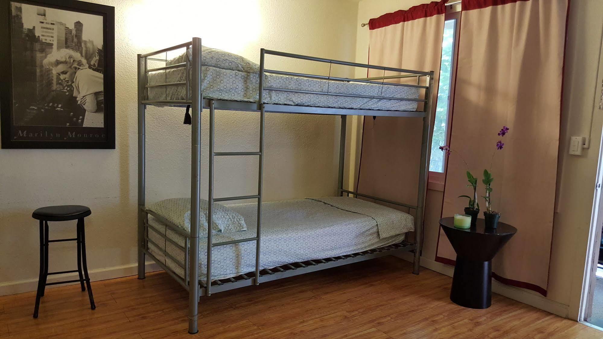 The Beach Waikiki Boutique Hostel ホノルル エクステリア 写真