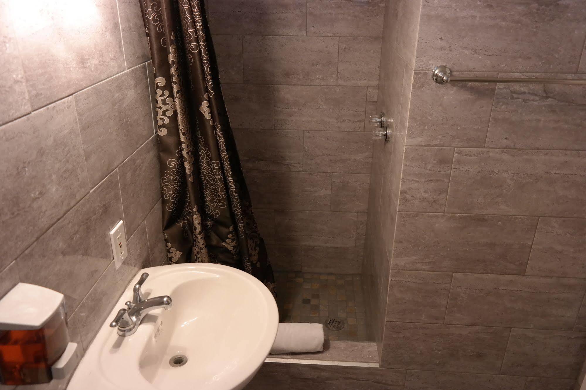 The Beach Waikiki Boutique Hostel ホノルル エクステリア 写真