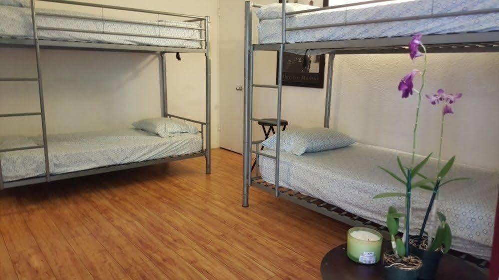 The Beach Waikiki Boutique Hostel ホノルル エクステリア 写真