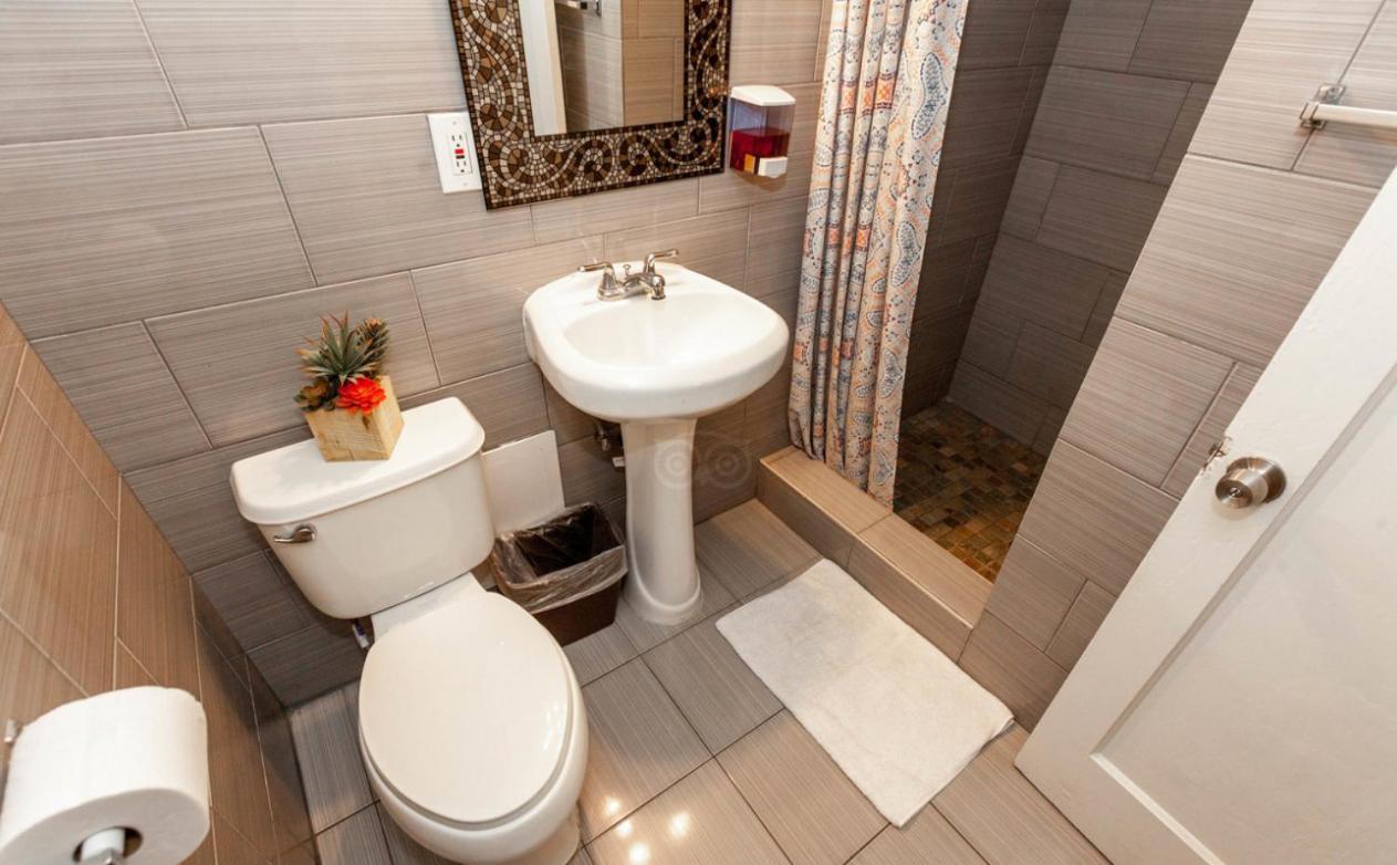 The Beach Waikiki Boutique Hostel ホノルル エクステリア 写真