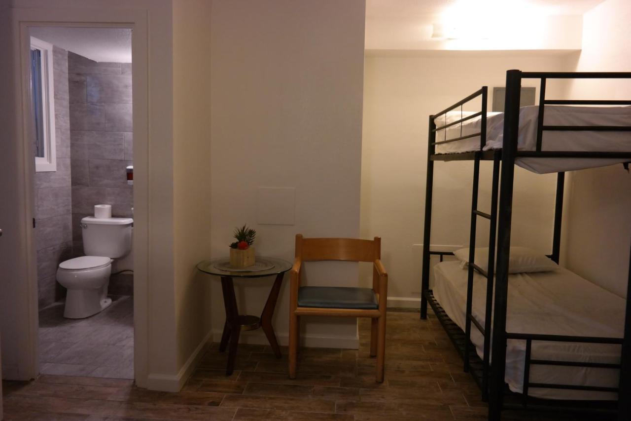 The Beach Waikiki Boutique Hostel ホノルル エクステリア 写真